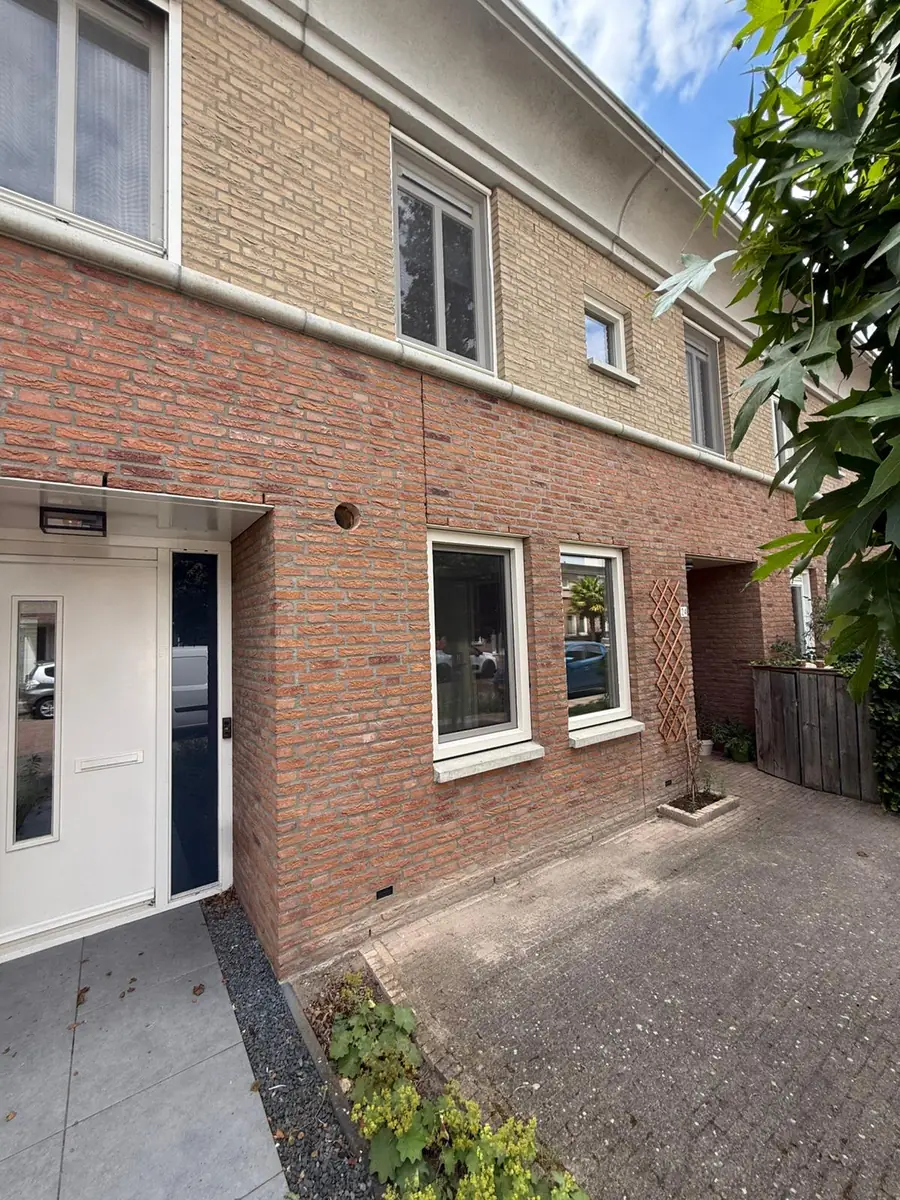 Afzuigkap gat laten boren in Eindhoven &mdash; woning in de Italiaanse buurt (Bliksembosch, Woensel) met bakstenen buitenmuur