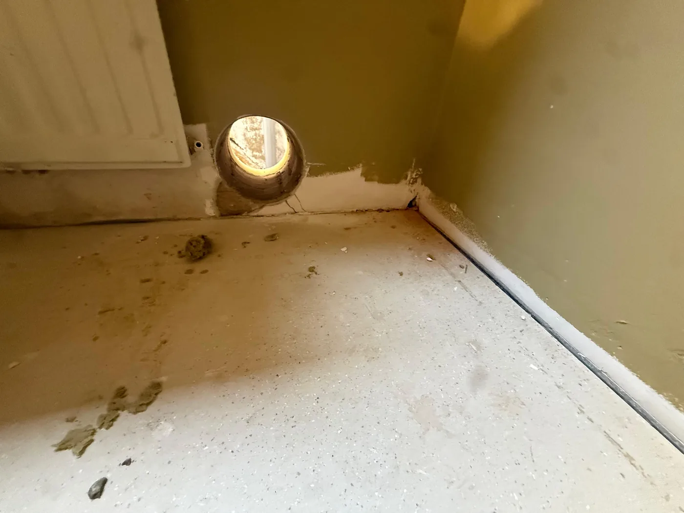 Strakke ronde BORA-doorvoer in Venlo, achter de radiator weggewerkt