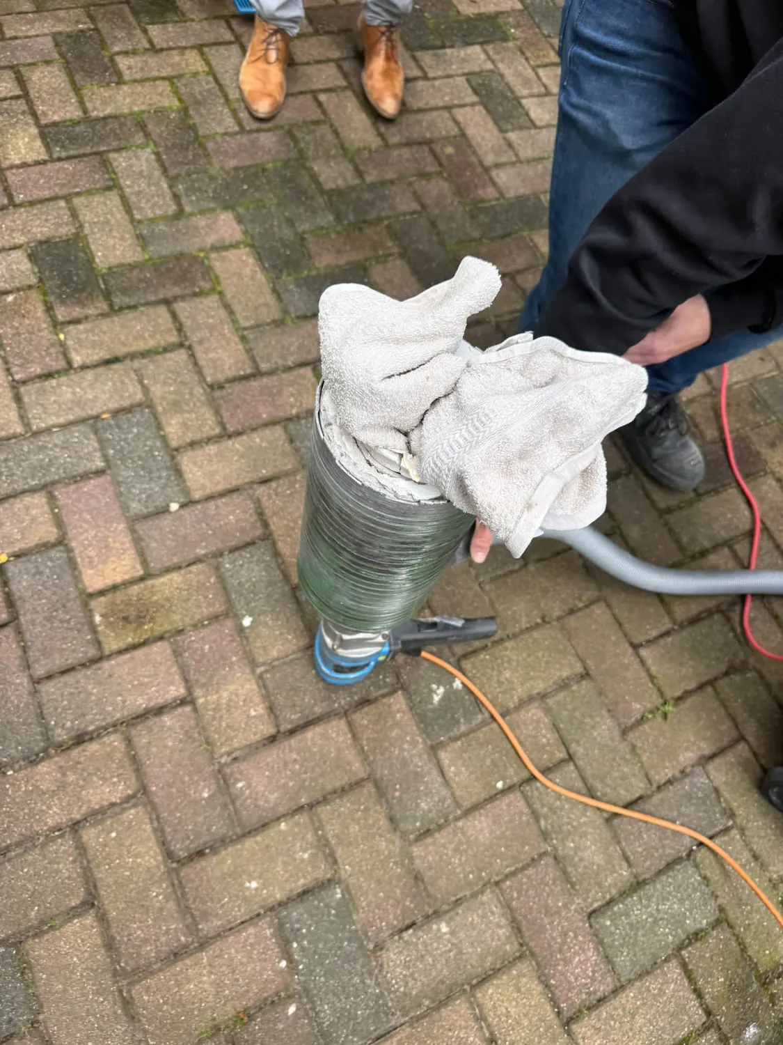 Diamantboorkroon met handdoek erin, precies gecentreerd — afzuigkap gat overboren van 125 naar 162 mm in Eindhoven