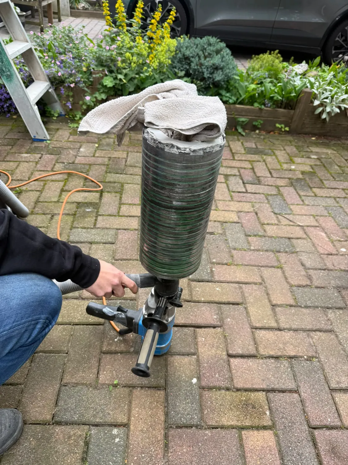 Handdoek volledig heel in de diamantboorkroon na het overboren van het afzuigkap gat — precisiewerk Boorkoning Eindhoven
