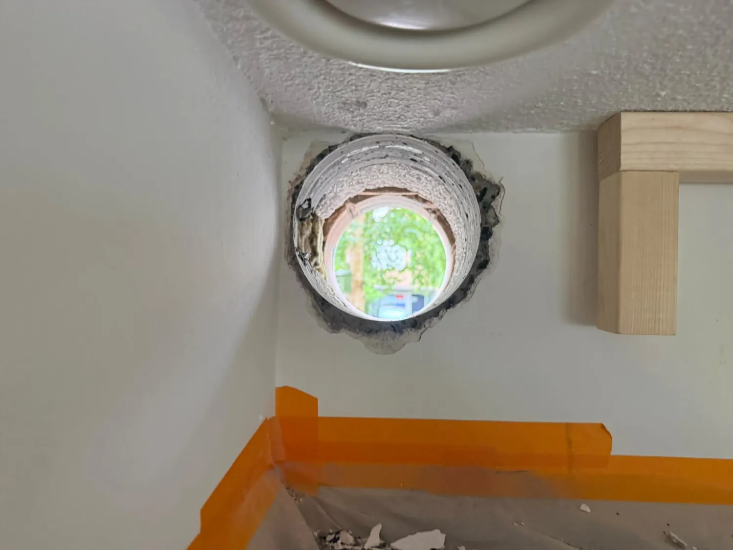Afzuigkap gat strak in de hoek overgeboord naar 162 mm — binnenzijde, vloer afgeplakt, Eindhoven