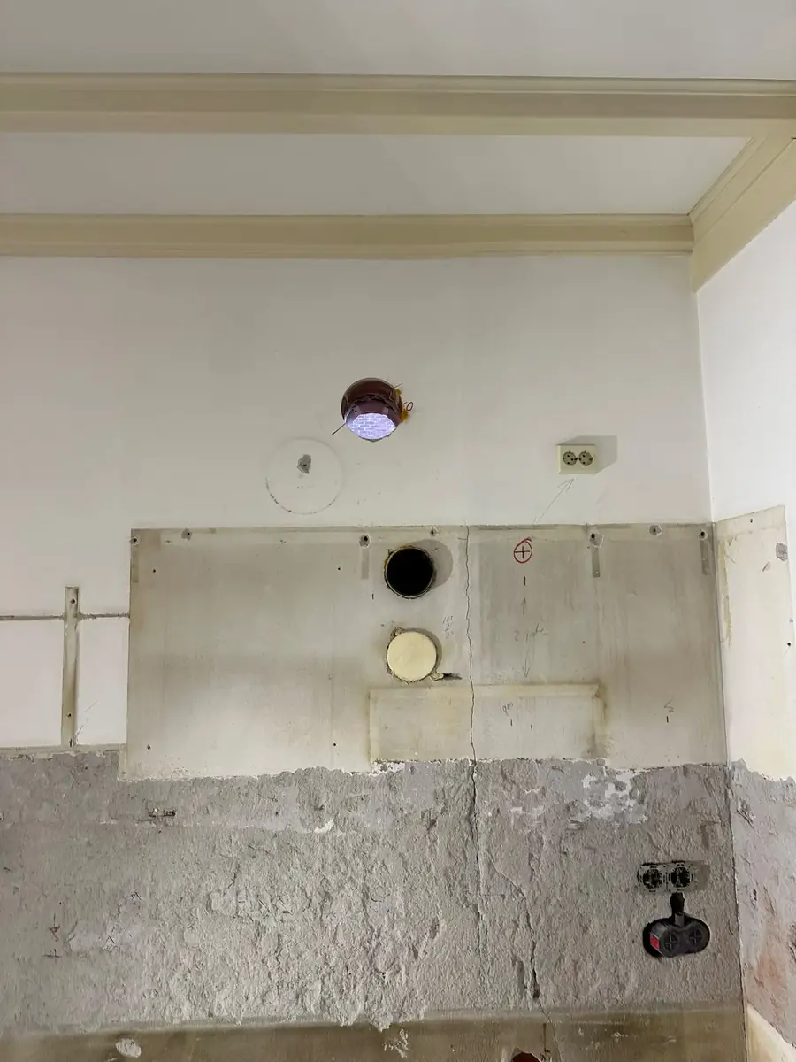 Afzuigkap gat boren Kerkrade &mdash; Keuken in verbouwing: nieuw afzuigkapgat hoog in de wand, boven de oude aansluitingen