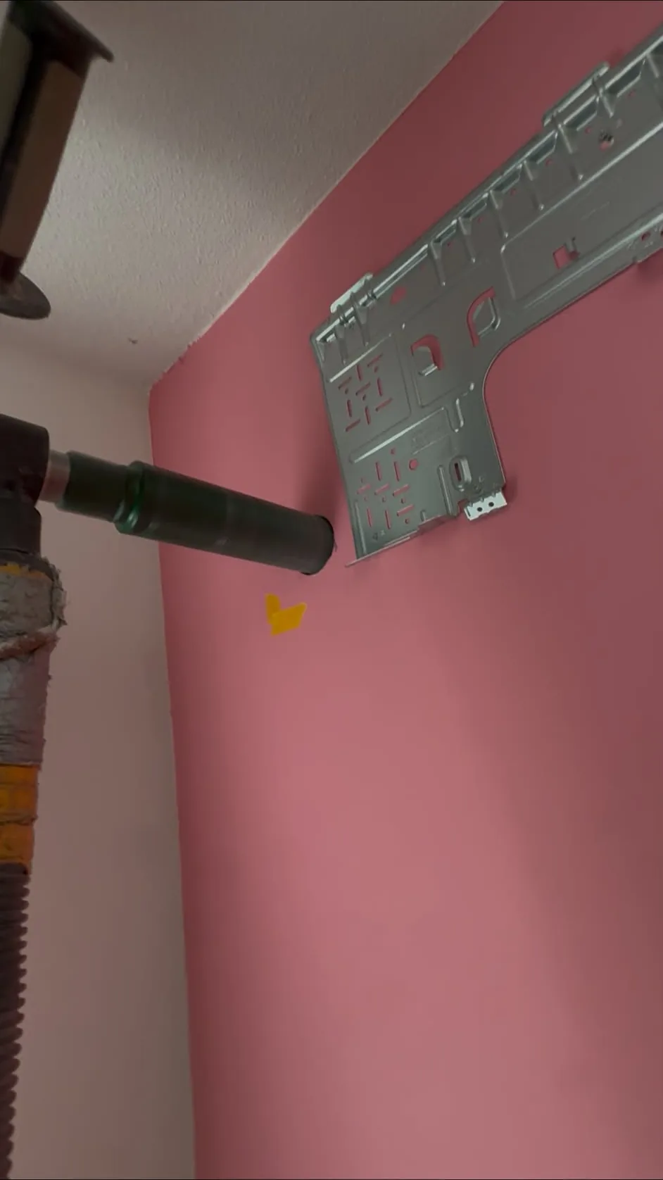 Airco gat boren door beton en baksteen in Rosmalen — Boorkoning