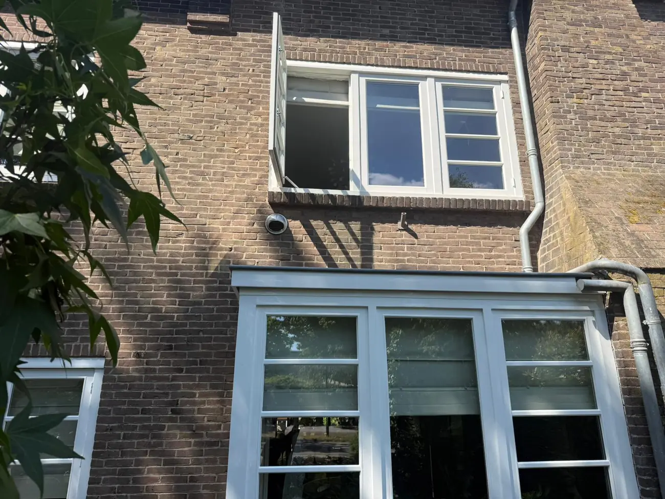 RVS buitenrooster gemonteerd op de airco doorvoer in Vught &mdash; nette afwerking op de gevel