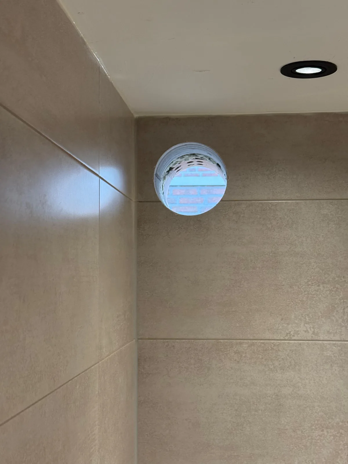 Badkamer ventilatie gat boren Eindhoven - doorvoer binnenzijde tegelwerk