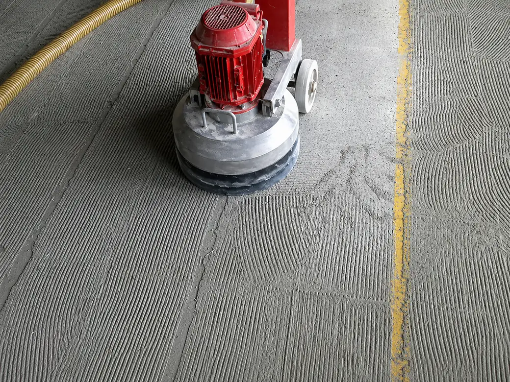 Betonvloer frezen met een vloerslijpmachine — toplaag en coating verwijderen