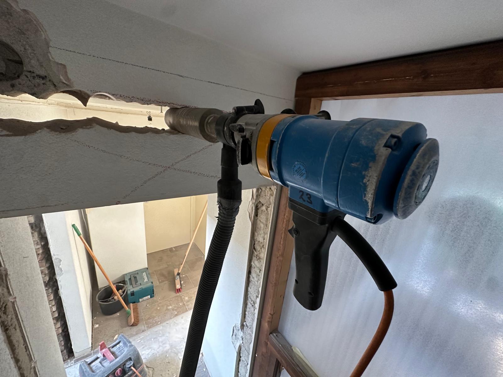 Diamantboor door muur in renovatie