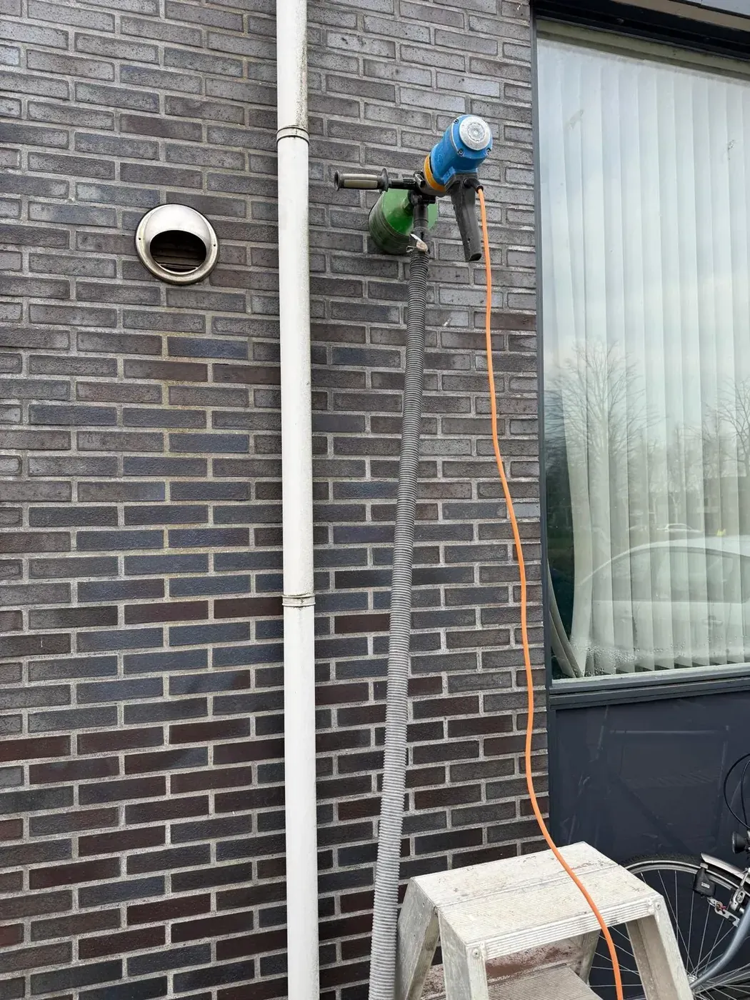 Ventilatie gat boren in buitenmuur