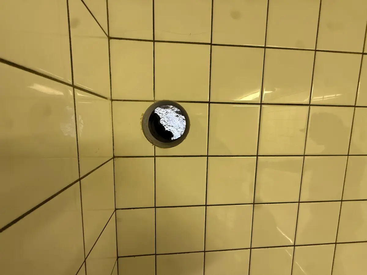Betonboringen Beek (Limburg) &mdash; ronde doorvoer door een wand met gele tegels
