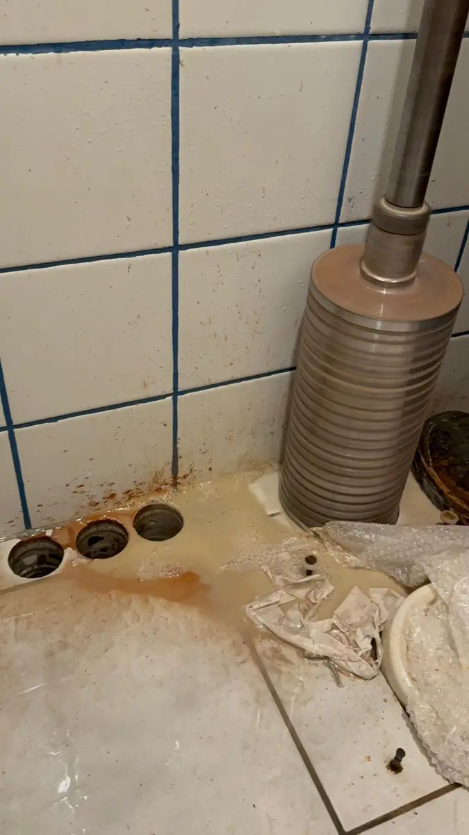 Betonboringen Bergen op Zoom &mdash; de boorkroon naast de drie doorvoeren in de tegelvloer
