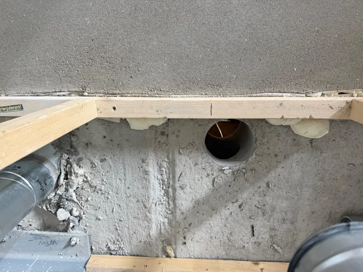 Betonboringen Best &mdash; doorvoer door een betonnen rand onder nieuw houten regelwerk