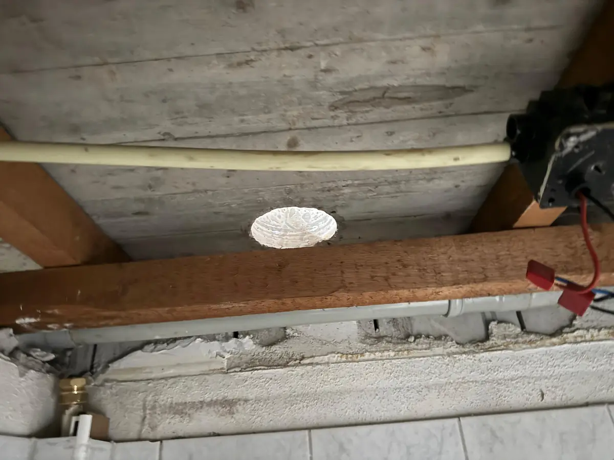 Betonboringen Cranendonck &mdash; doorvoer in een betonnen plafond naast een houten balk