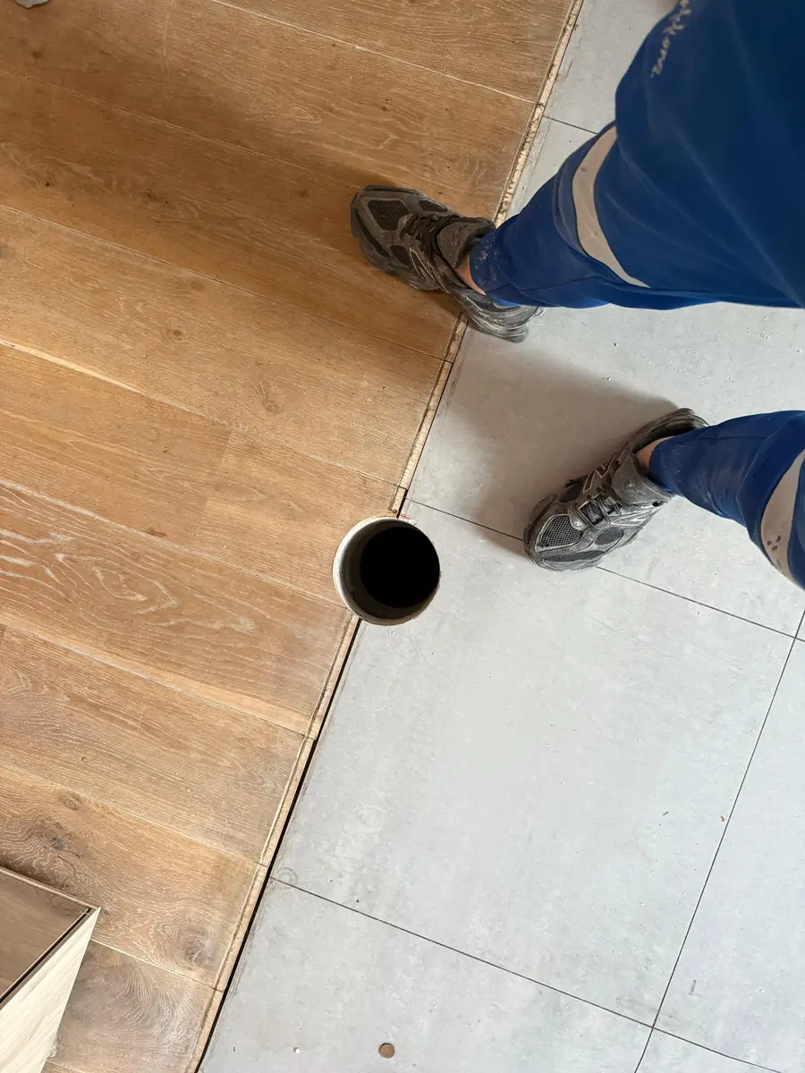 Betonboringen Dongen &mdash; gat op de overgang van een houten vloer naar tegels