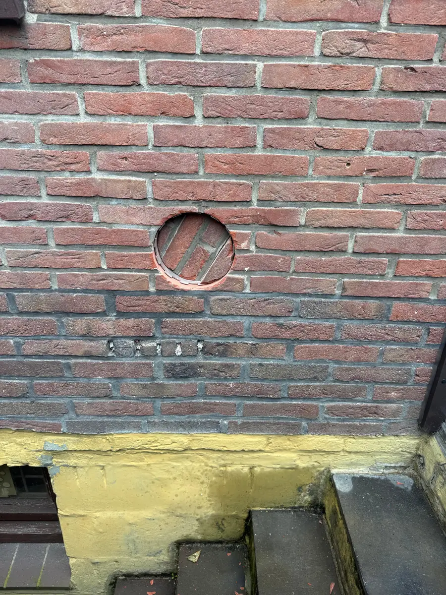 Betonboringen Drimmelen &mdash; ruime ronde boring in metselwerk, met de kern nog in de muur
