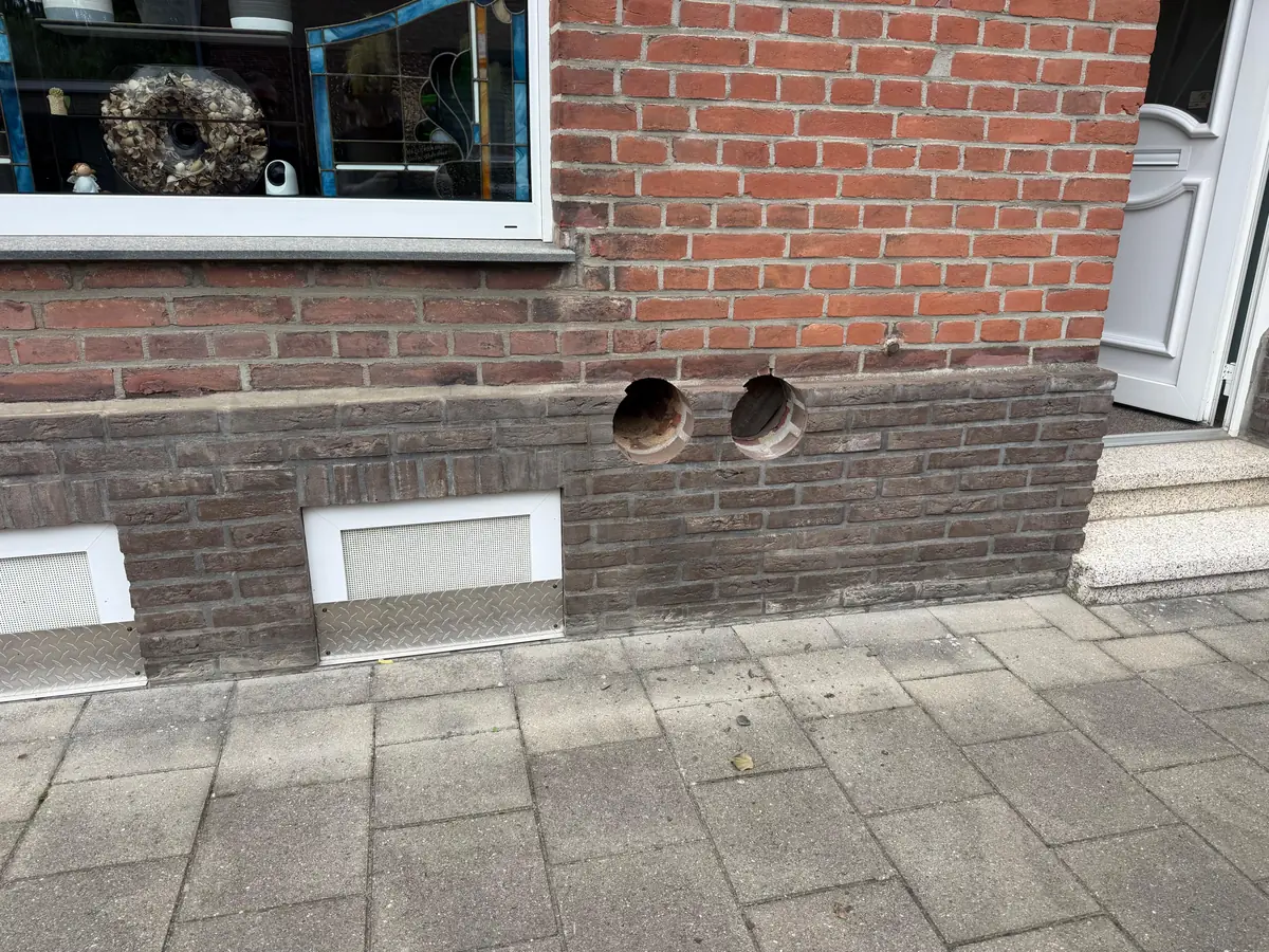 Betonboringen Echt-Susteren &mdash; twee doorvoeren naast elkaar in de plint van de gevel