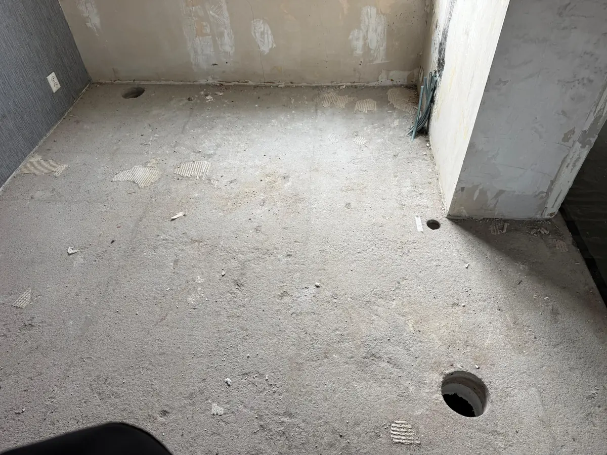 Betonboringen Etten-Leur &mdash; het nieuwe gat in de betonvloer, dicht bij de muur