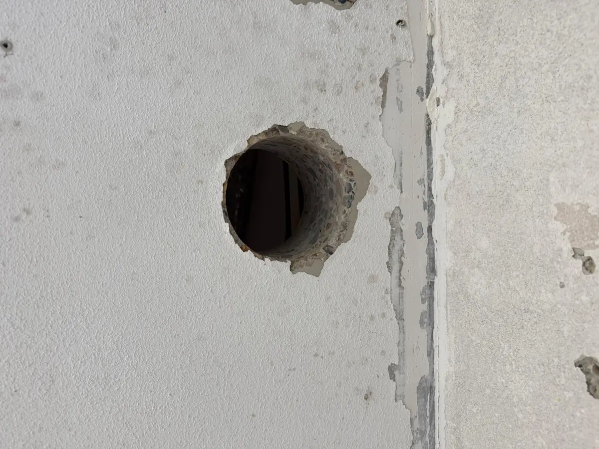 Betonboringen Gennep &mdash; ronde doorvoer in een gladde betonwand