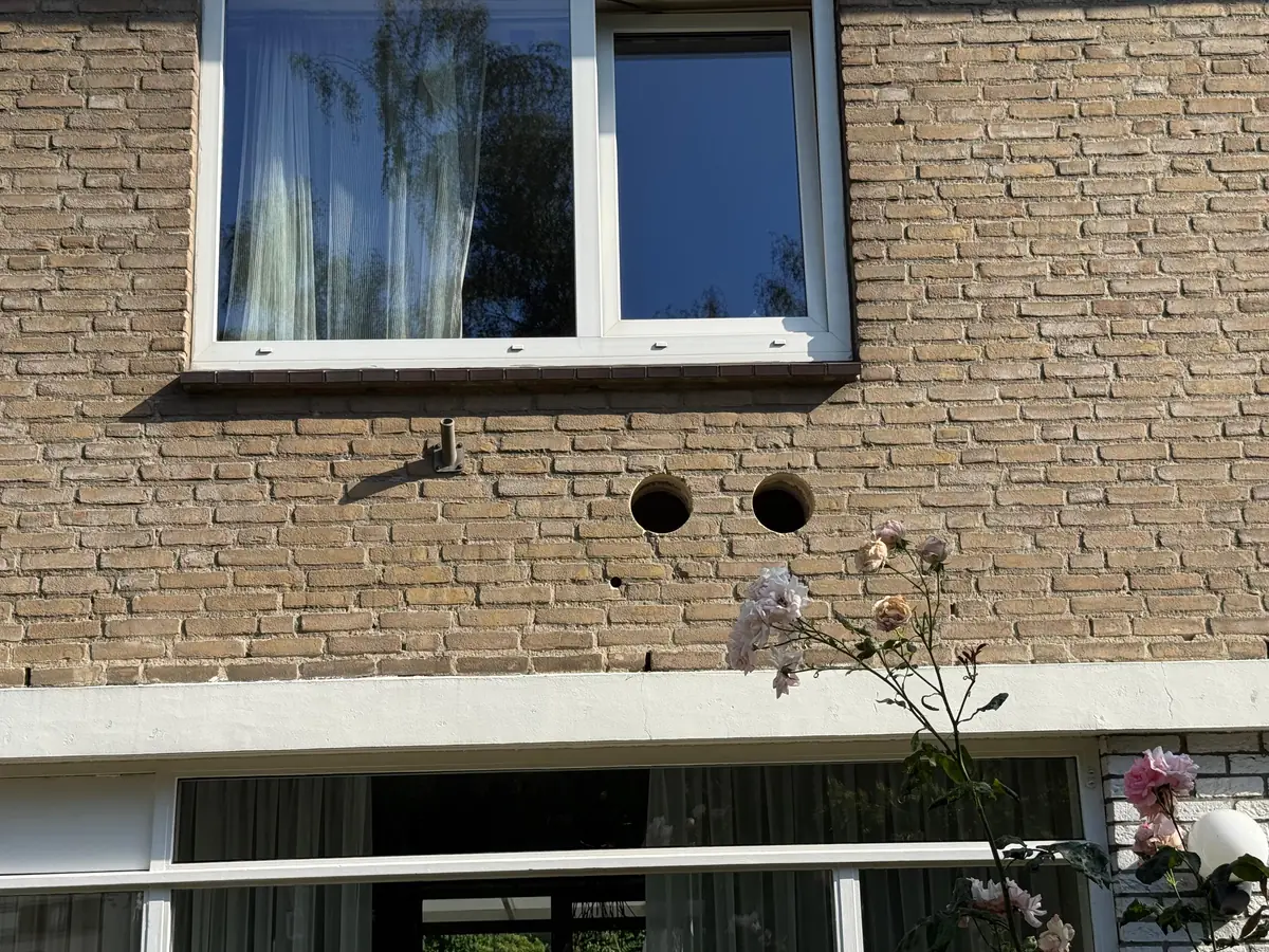 Betonboringen Gilze en Rijen &mdash; twee doorvoeren onder een raam op de eerste verdieping