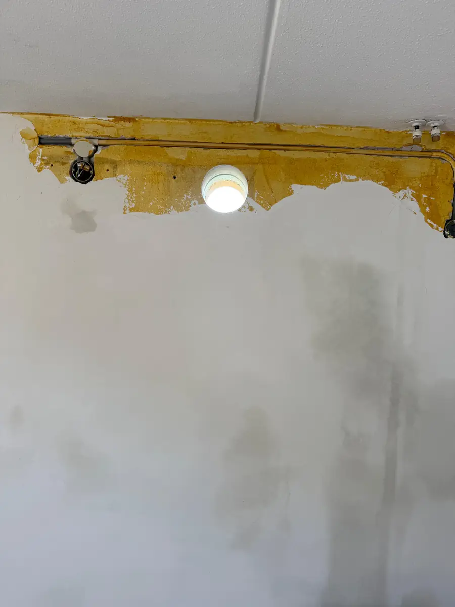 Betonboringen Gulpen-Wittem &mdash; doorvoer met witte dop bovenin een muur zonder tegels