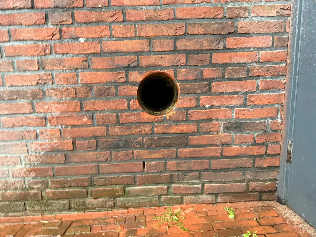 Betonboringen Helmond &mdash; ruime kernboring laag in een bakstenen achtergevel