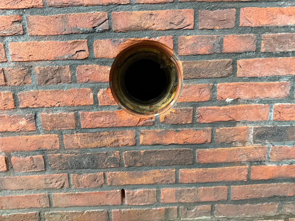 Betonboringen Helmond &mdash; de strakke rand van de boring door het metselwerk van dichtbij