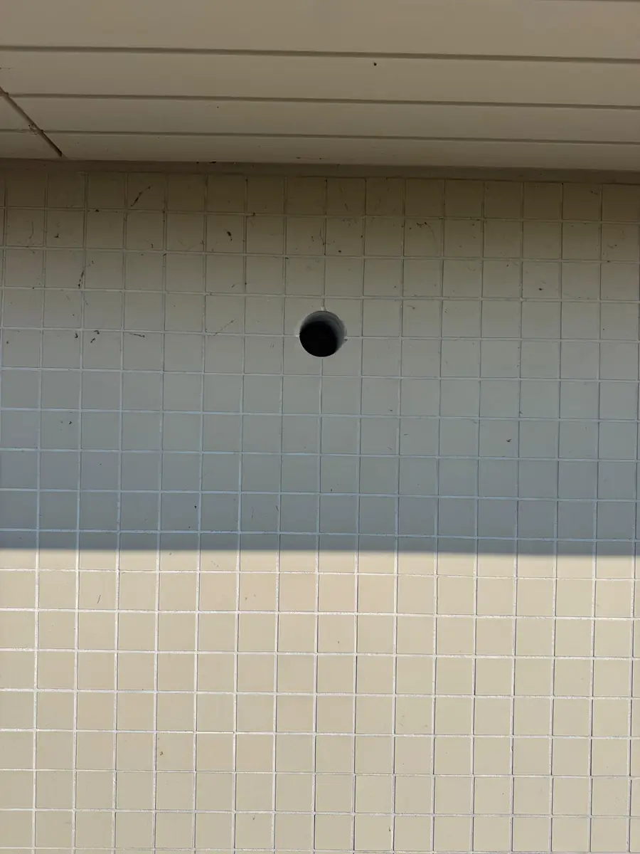 Betonboringen Heusden &mdash; klein rond gat hoog in een wand met moza&iuml;ektegels