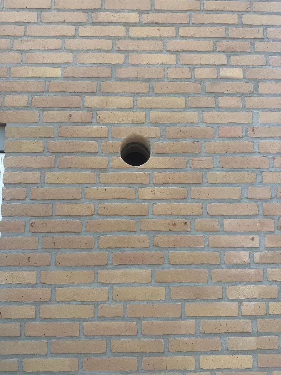 Betonboringen Hilvarenbeek &mdash; klein, strak gat in een gevel van gele baksteen