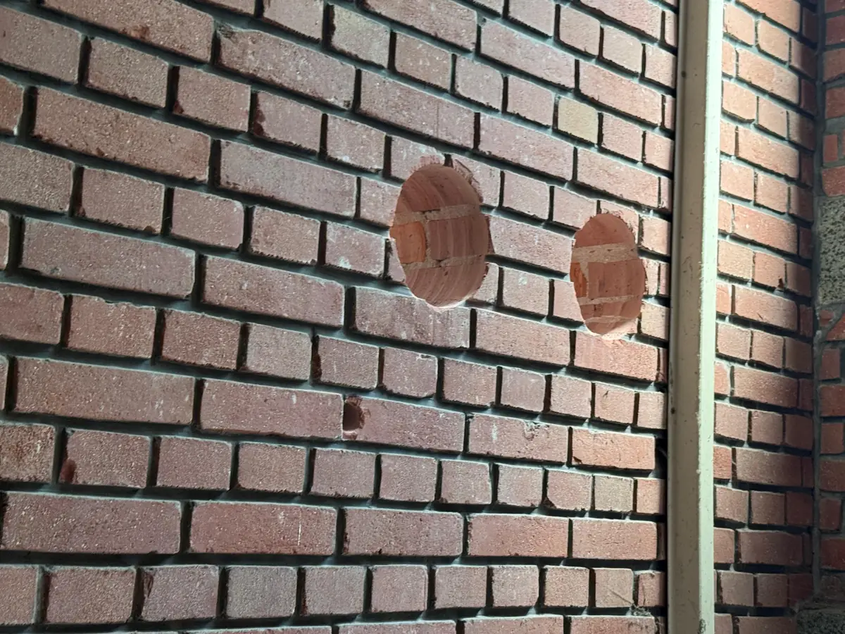 Betonboringen Horst aan de Maas &mdash; twee ruime boringen naast elkaar in een bakstenen muur