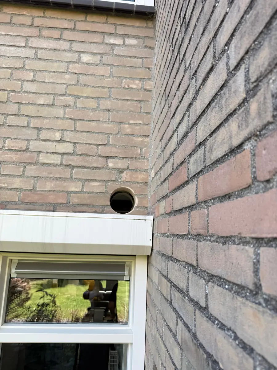 Betonboringen Landgraaf &mdash; doorvoer hoog in de gevel, boven een raam in de hoek van de muren