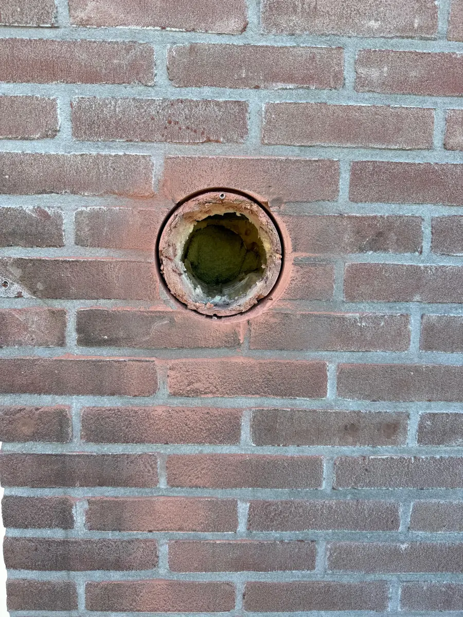 Betonboringen Landgraaf &mdash; rond gat in rode baksteen met de koker erin