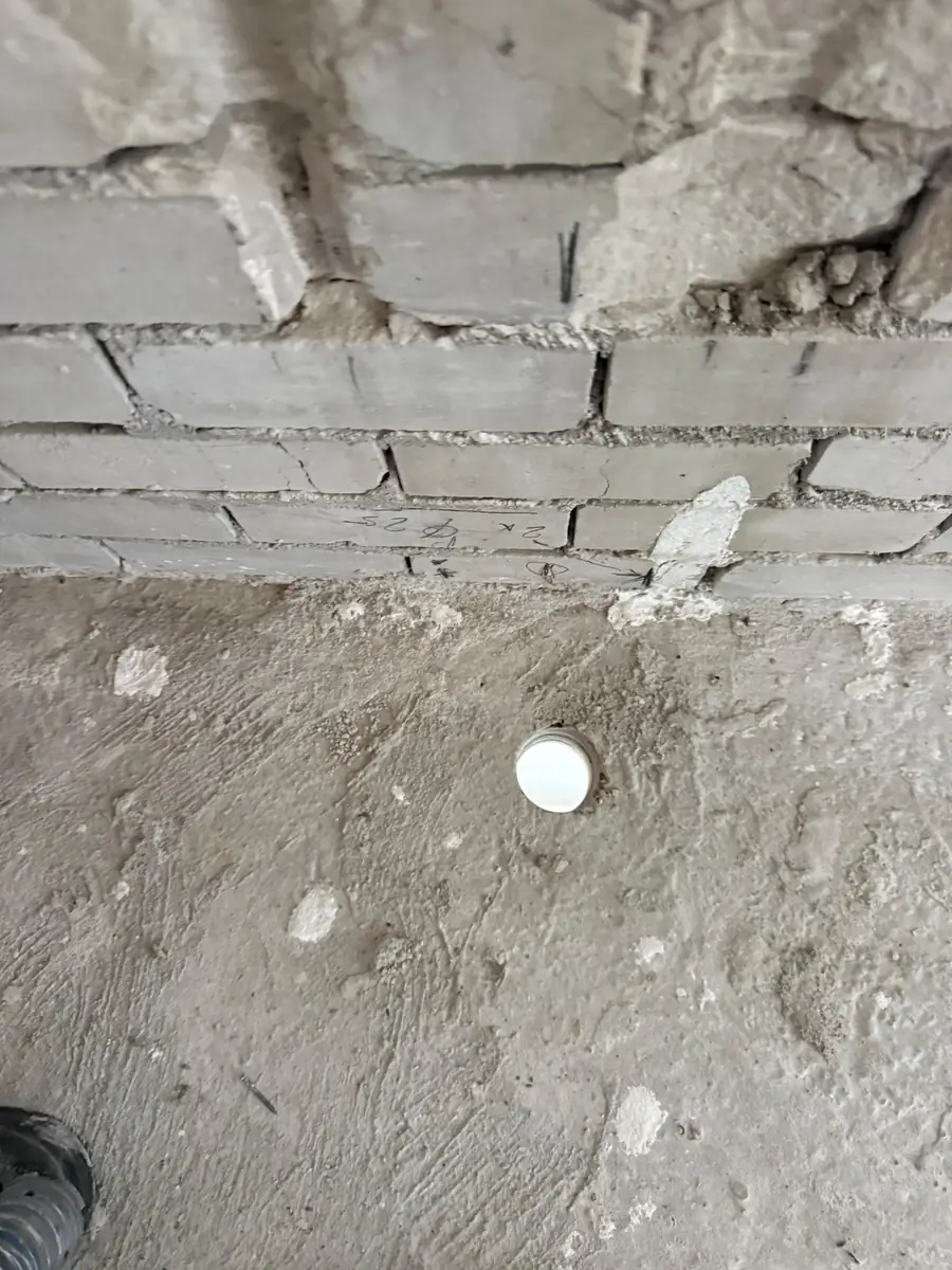 Betonboringen Maashorst &mdash; kleine boring met een witte dop in dezelfde vloer