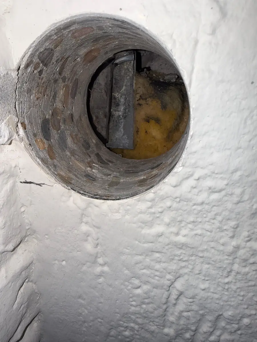 Betonboringen Oirschot &mdash; doorkijk in een lange boring door een dikke, oude muur