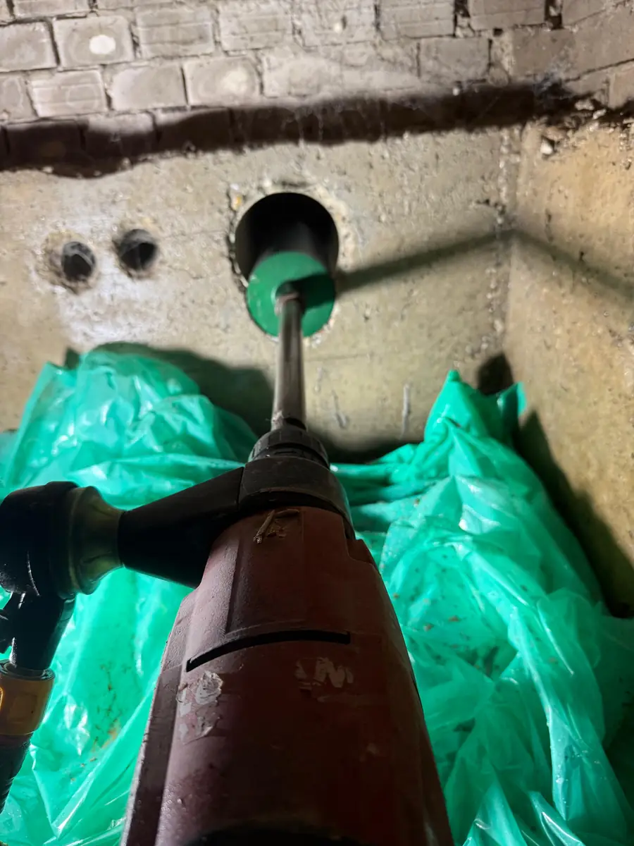Betonboringen Roosendaal &mdash; boren in de betonwand, met afdekfolie op de bodem