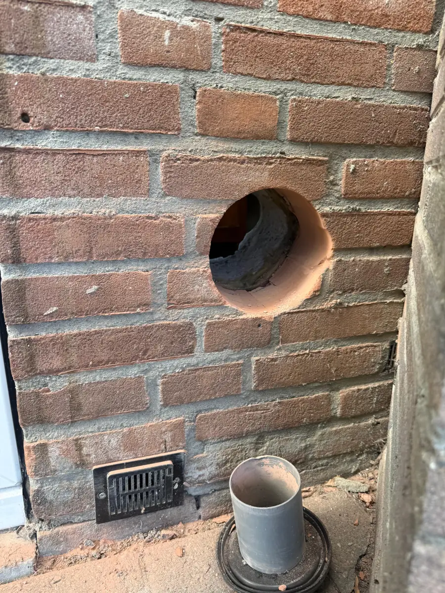 Betonboringen Rucphen &mdash; ruime doorvoer laag in de gevel, boven een ventilatierooster