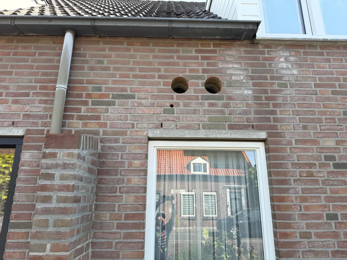 Betonboringen 's-Hertogenbosch &mdash; twee kernboringen voor een monoblock-airco boven een raam in de gevel