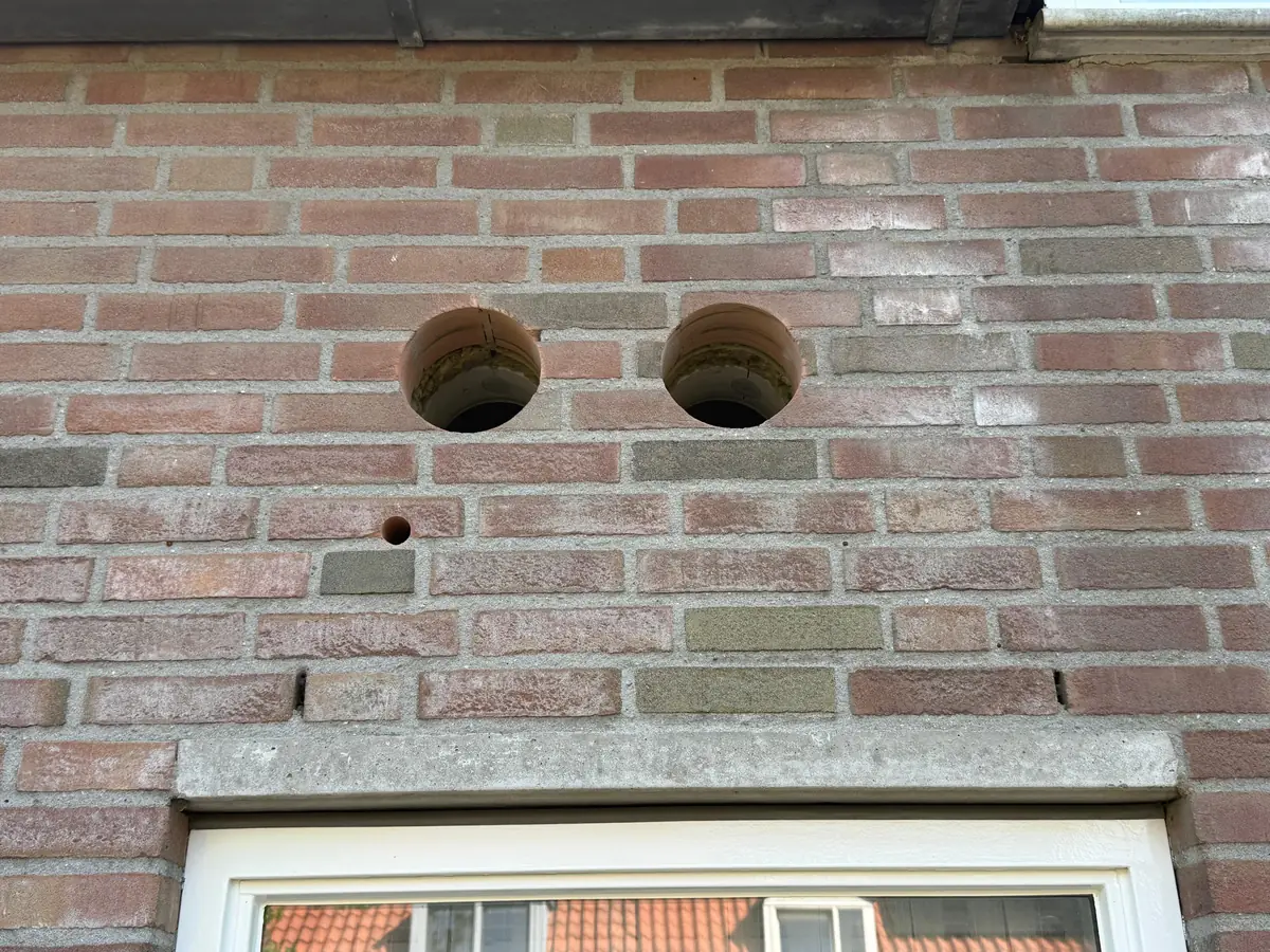 Betonboringen 's-Hertogenbosch &mdash; de twee gaten en het kleine condensgat van dichtbij