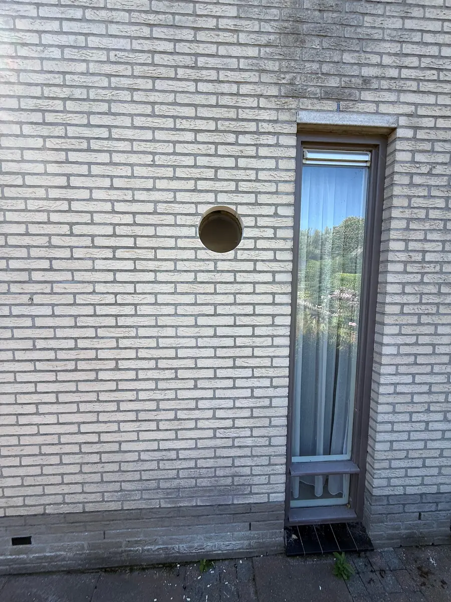 Betonboringen Vught &mdash; de hele gevel met het gat en het lange raam