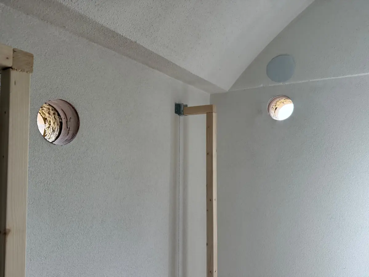 Betonboringen Waalwijk &mdash; gaten in de wanden van een zolderkamer met een gebogen plafond