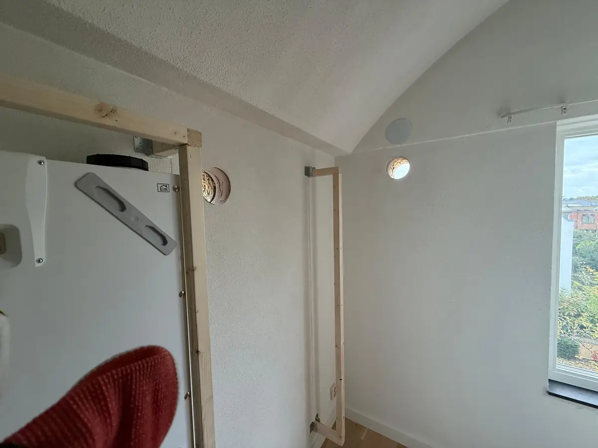 Betonboringen Waalwijk &mdash; de doorvoer in de kopse wand, naast het houten regelwerk