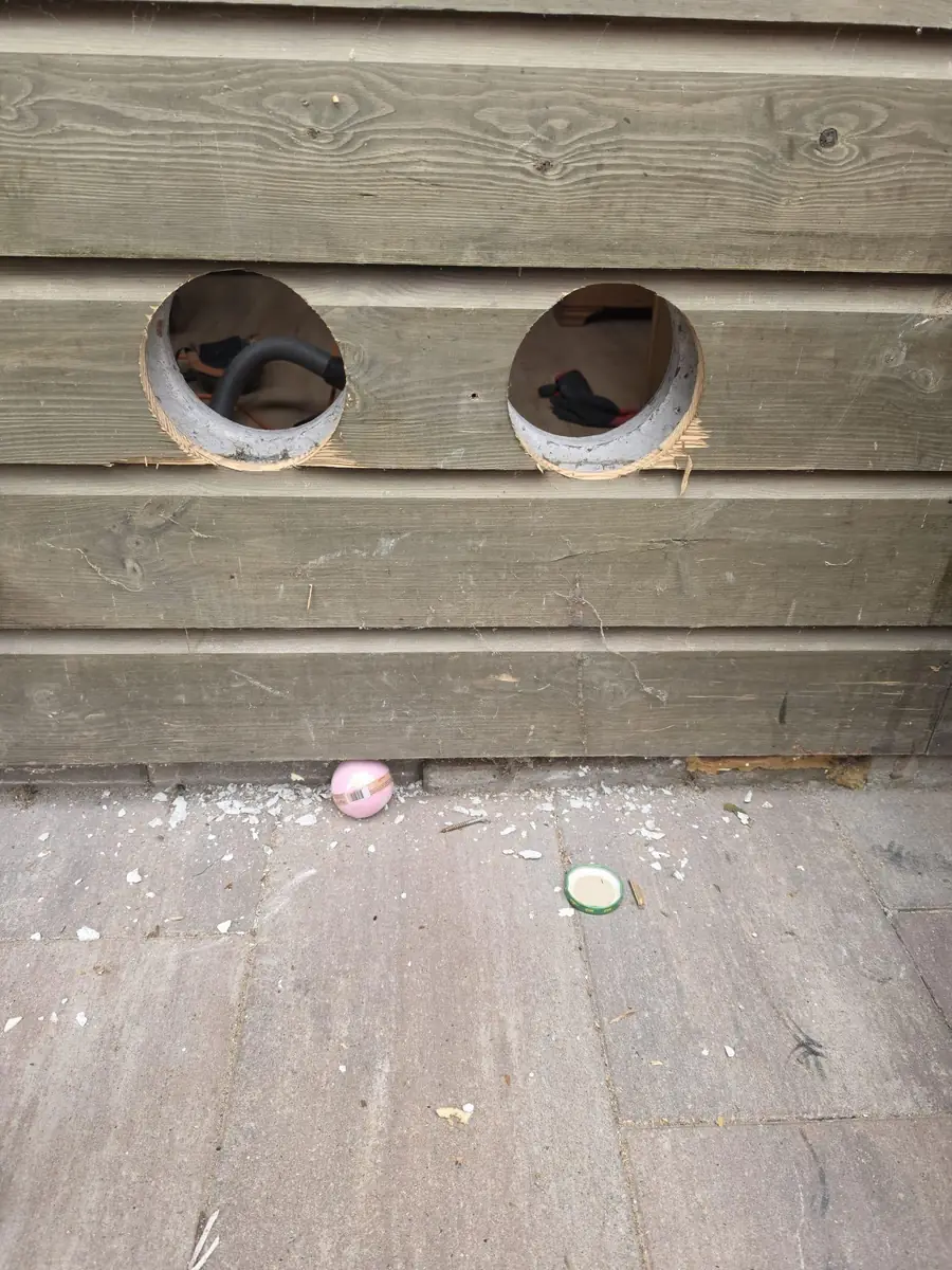 Betonboringen Zundert &mdash; twee ronde gaten door houten gevelplanken