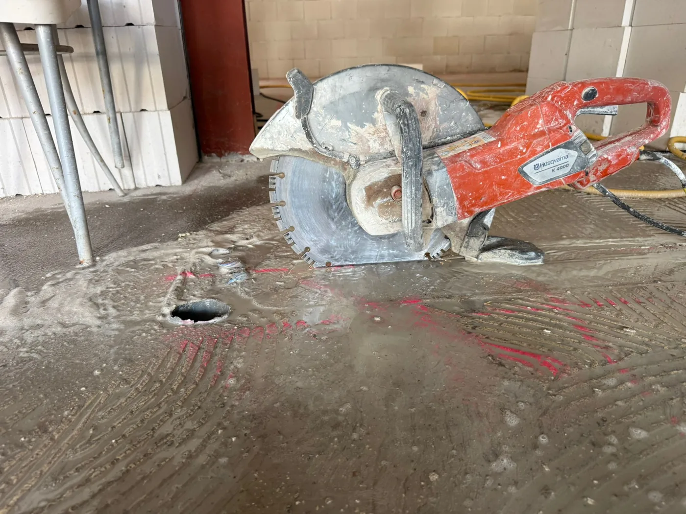 Betonvloer zagen voor riolering in Eindhoven Stratum — Boorkoning