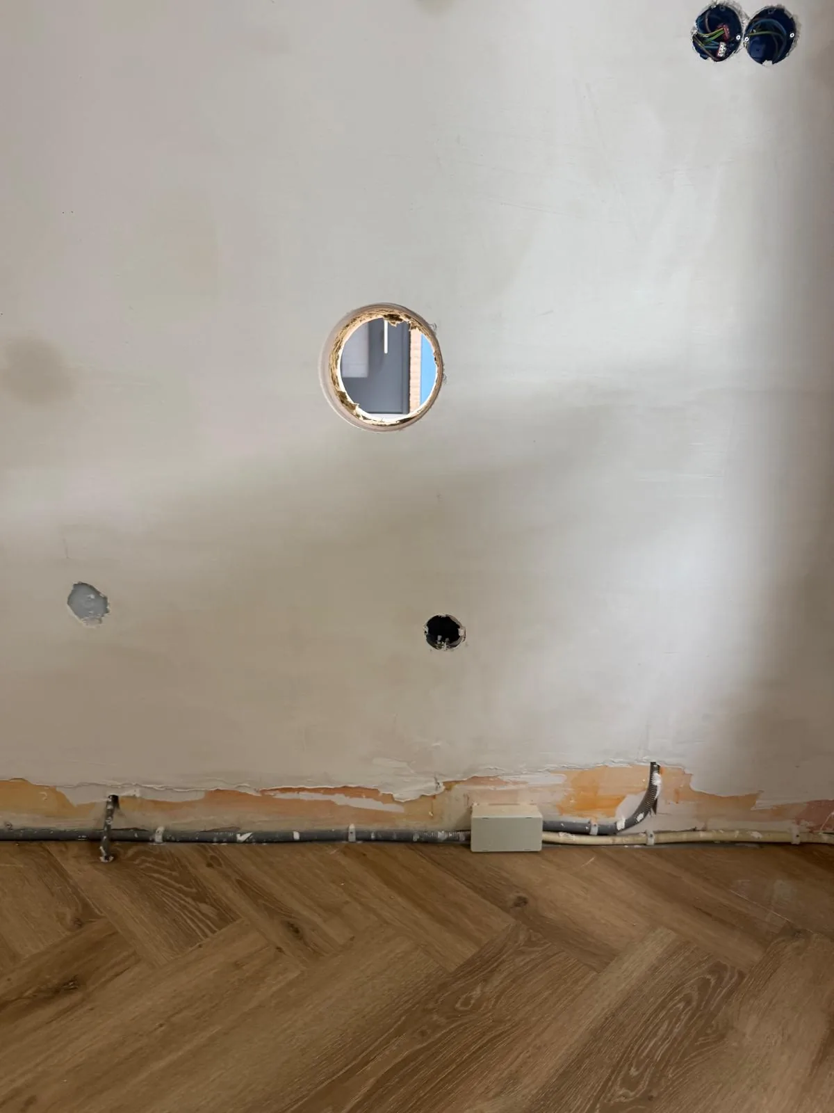 180 mm Bora afzuiging doorvoer geboord in kalkzandsteen binnenmuur, strak afgewerkt boven visgraatvloer in Woensel Eindhoven