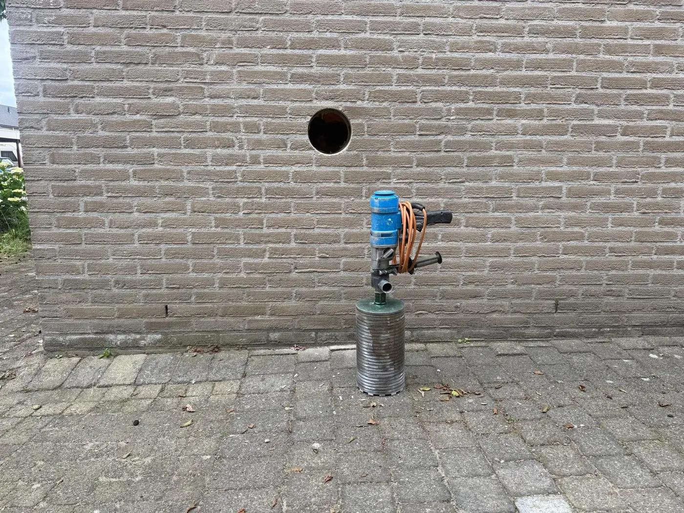 Bora afzuiging 180 mm doorvoer geboord in bakstenen buitenmuur met diamantboorkroon — Woensel, Eindhoven