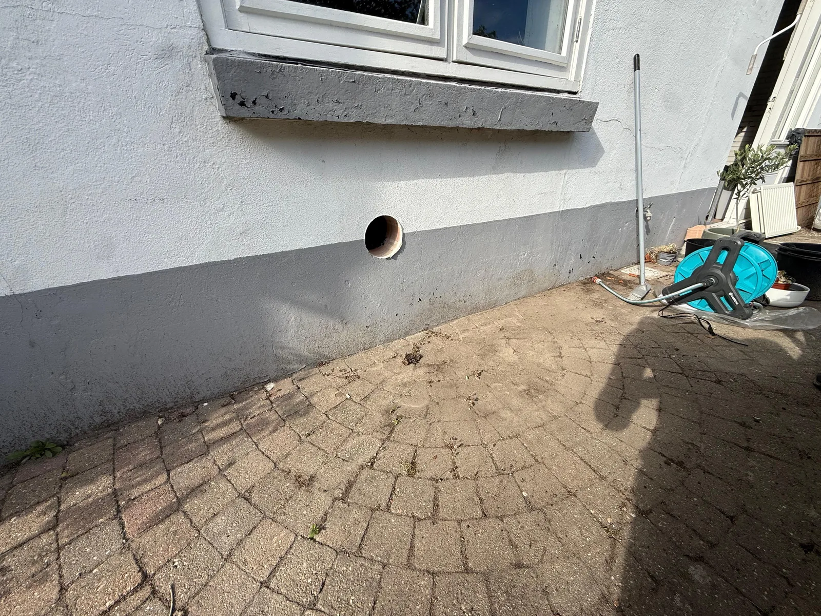 Ronde doorvoer voor een Bora afzuiging geboord door de gestucte buitengevel onder het raam &mdash; Den Bosch