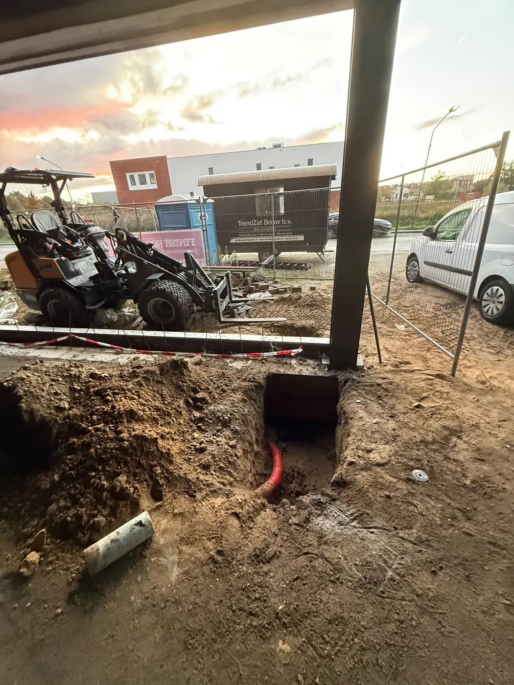 De bouwplaats bij zonsondergang, als het laatste gat geboord is