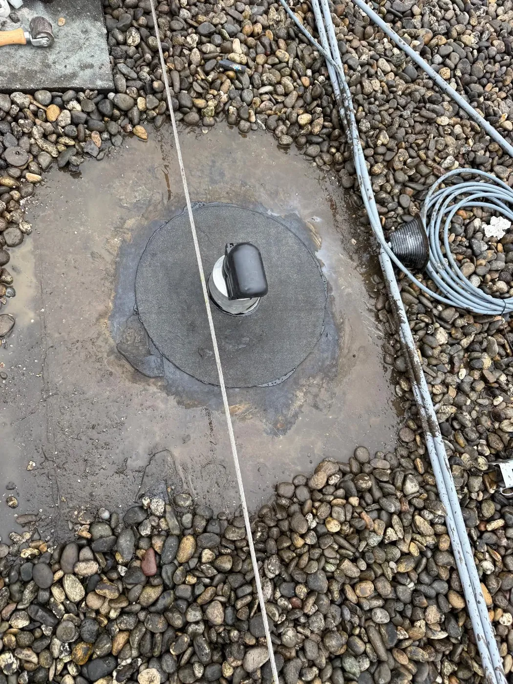 Dakdoorvoer waterdicht afgewerkt op grinddak