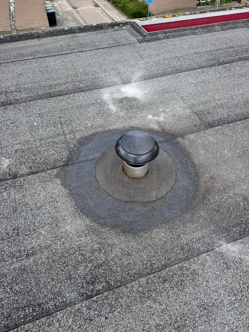 Afgewerkte dakdoorvoer met ventilatierooster, waterdicht ingewerkt