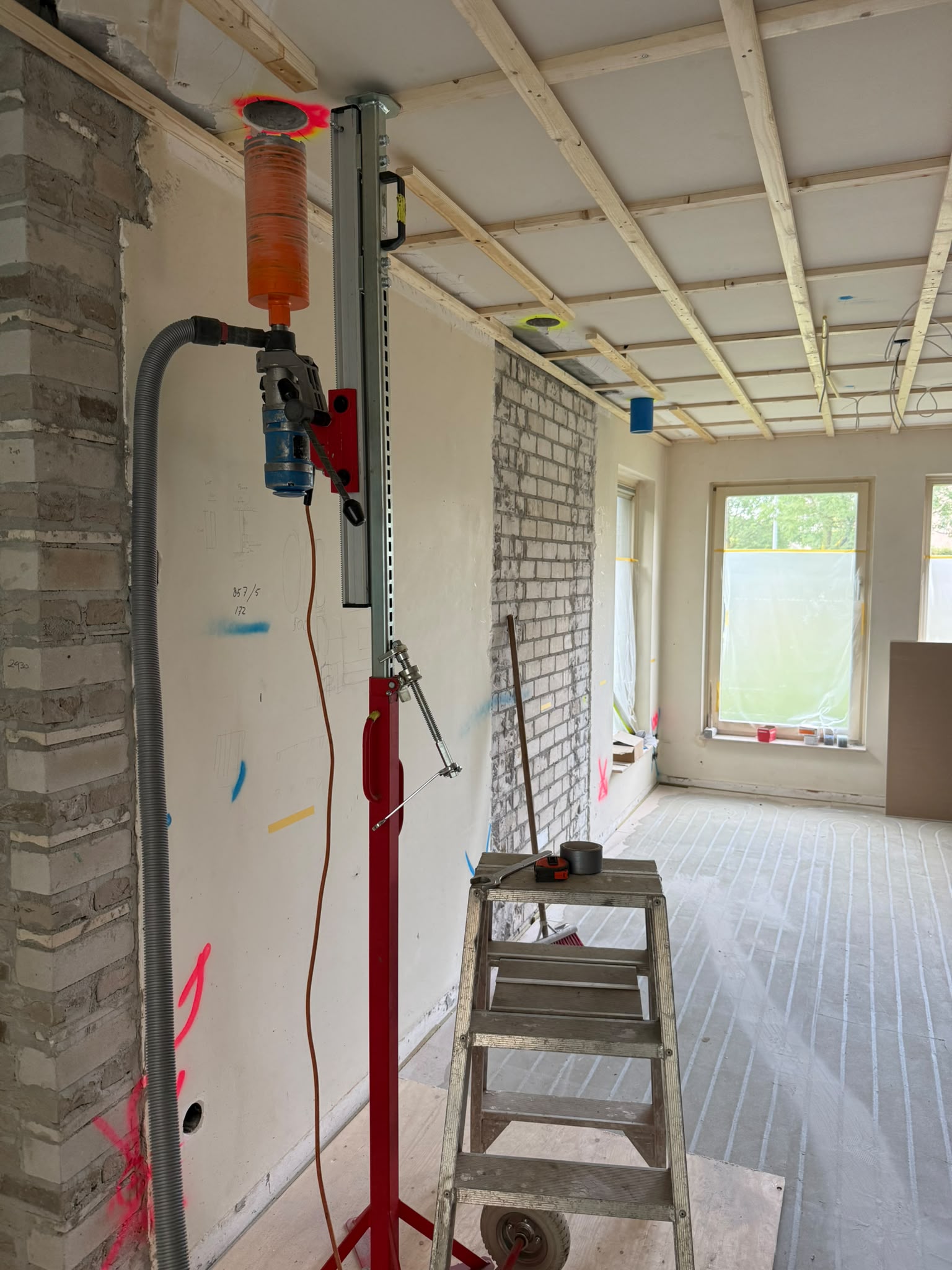 Diamantboorkroon WTW beton plafond — close-up kernboring droog boren
