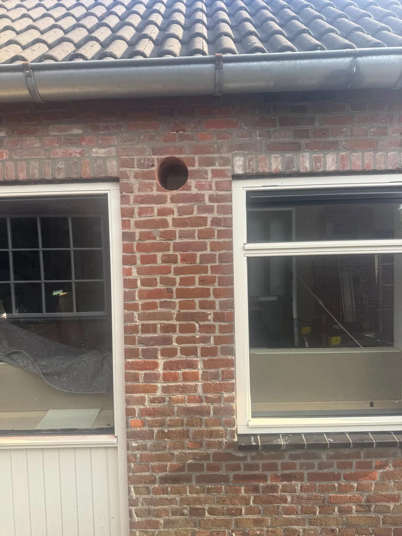 Strakke ronde doorvoer voor mechanische ventilatie door de gevel — oud pand Weert