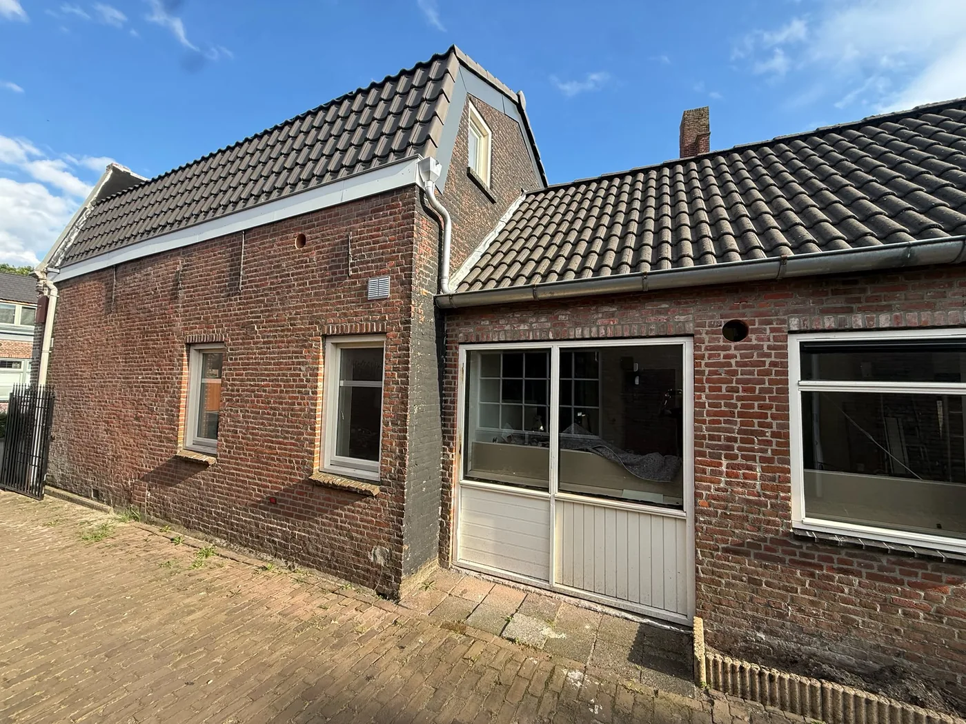 Oud pand uit 1922 in Weert met nieuwe gevelboringen — Boorkoning
